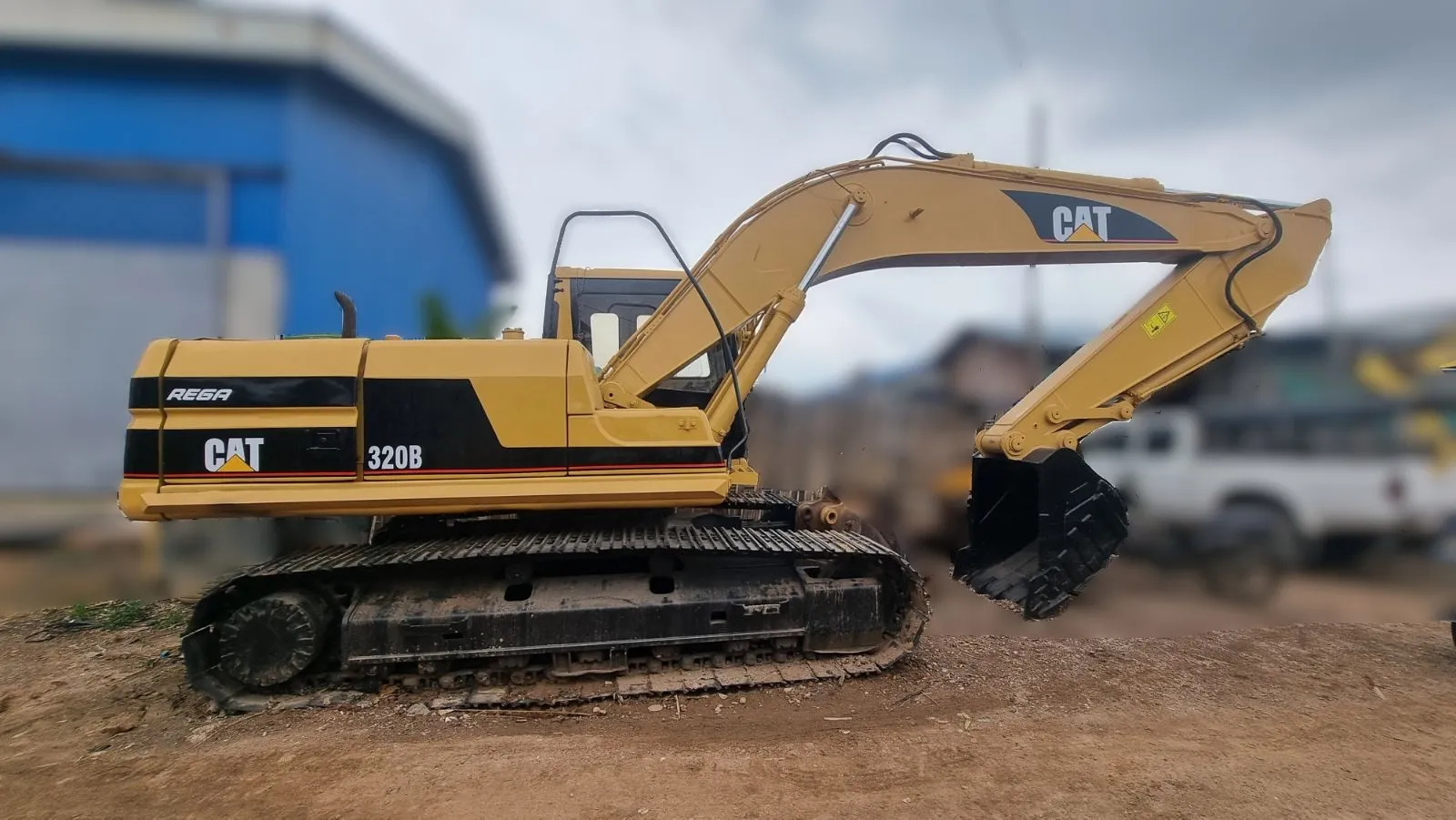 CAT320B — Photo 2